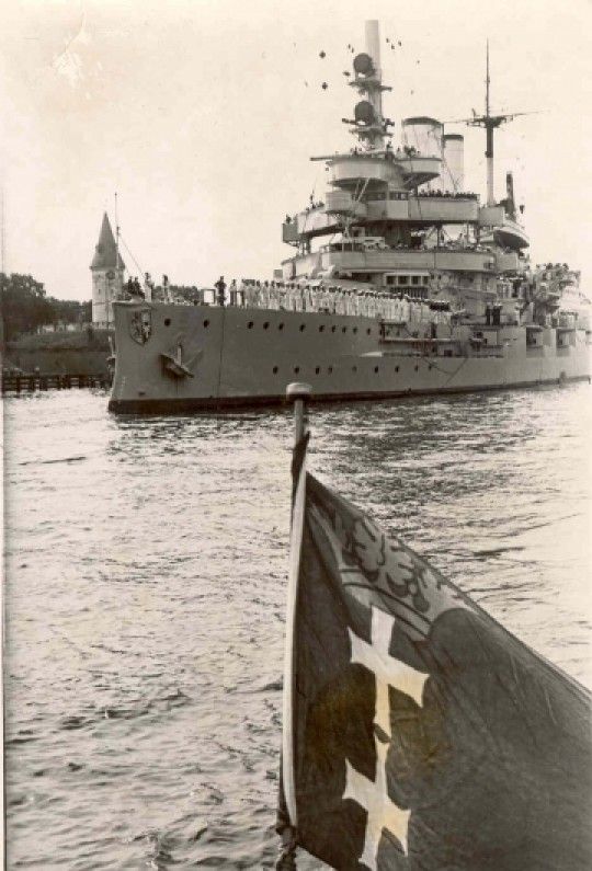 Niemiecki okręt szkolny "Schleswig Holstein"  w kanale portu gdańskiego przy twierdzy WisłoujŚcie, 25 sierpnia 1939 r. (Fot. Hoffmann Press)