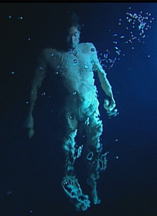 Bill Viola, Posłaniec, 1996, instalacja video/dźwięk, Zdjęcie: Kira Perov