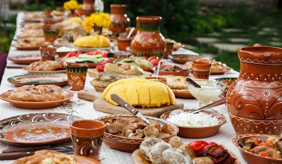 Smaki kultury - kuchnia mołdawska. Film poświęcony kuchni i zwczajom mołdawskim. 22 grudnia 2022, premiera godz. 19:00. Grafika przedstawia stół na którym stoją mołdawskie potrawy. 