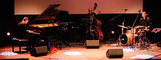Trzech muzyków na scenie, z lewej fortepian, na środku kontrabas, z prawej perkusja. Jakub Hajdun Trio. Koncert z cyklu Metropolia Jest Okey w Radiu Gdańsk. 28 sierpnia 2022