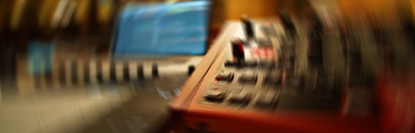 koncert z cyklu nowa muzyka w starym ratuszu. Elektro-Kameralistyka. 7 grudnia 2023. Zdjęcia przestawia artystycznie zniekształcony sprzęt do grania