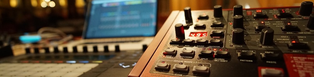 Nowa Muzyka w Starym Ratuszu. Koncert muzyki elektroakustycznej i współczesnej. 2 marca 2023, początek 19:00. Grafika przedstawia sprzęt elektorniczny
