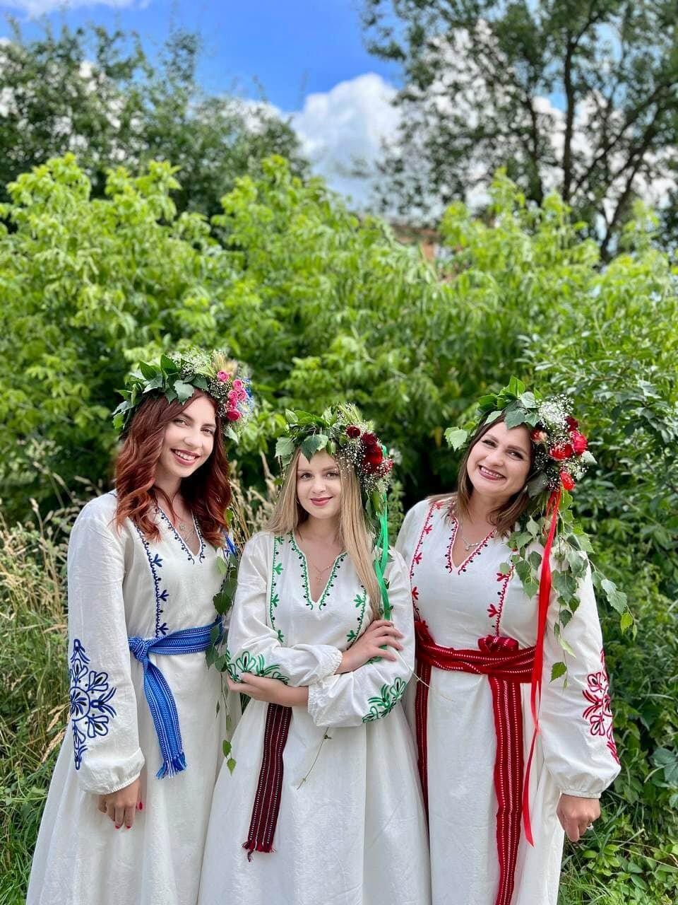zdjęcie na zewnątrz, trzy dziewczyny w wiankach na głowie i białych sukniach