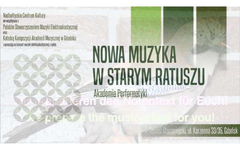 grafika abstrakcyjna, zielone prostokąty i koła, napis "Nowa Muzyka w Starym Ratuszu. Akademia Performatyki", w tle zdjęcie sójki