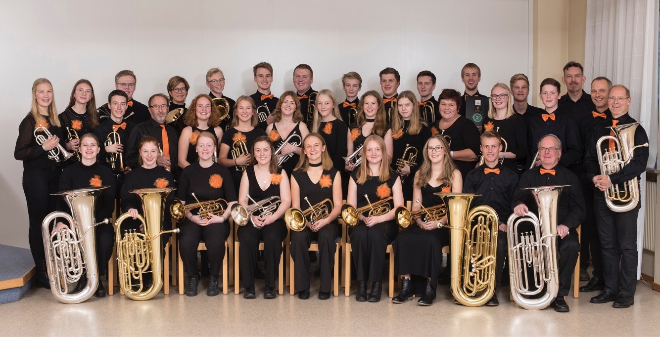 na zdjęciu chór i orkiestra Bors Brassband