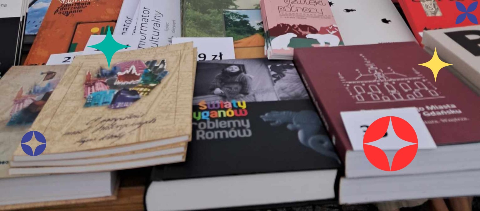 zdjęcie naszych książek z dekoracjami różnokolorowymi, paterka 