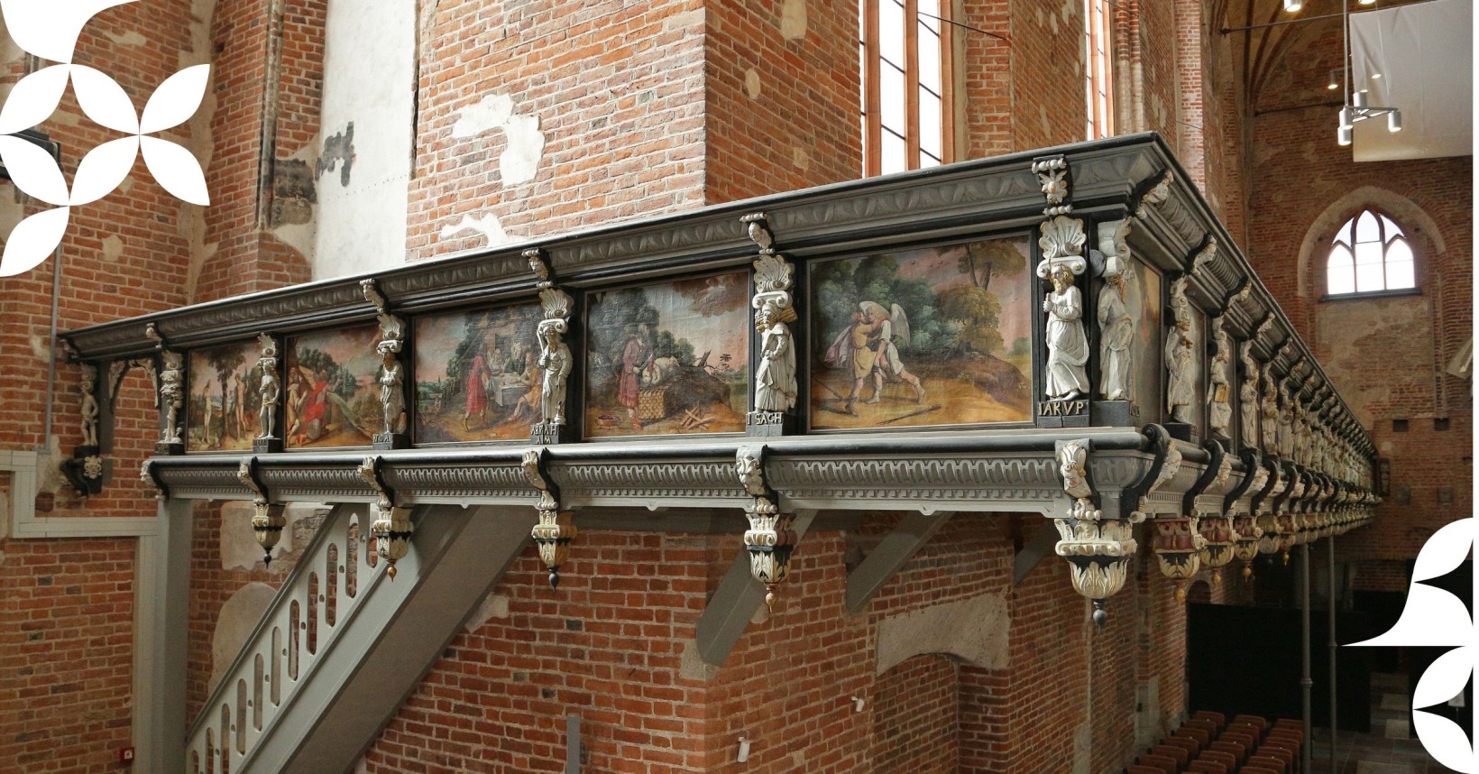 zdjęcie odrestarowanej empory w Centrum św. Jana. Empora drewniany długi balkon, na południowej ścianie Centrum św. Jana, zdobiona rzeźbieniami i malowidłami