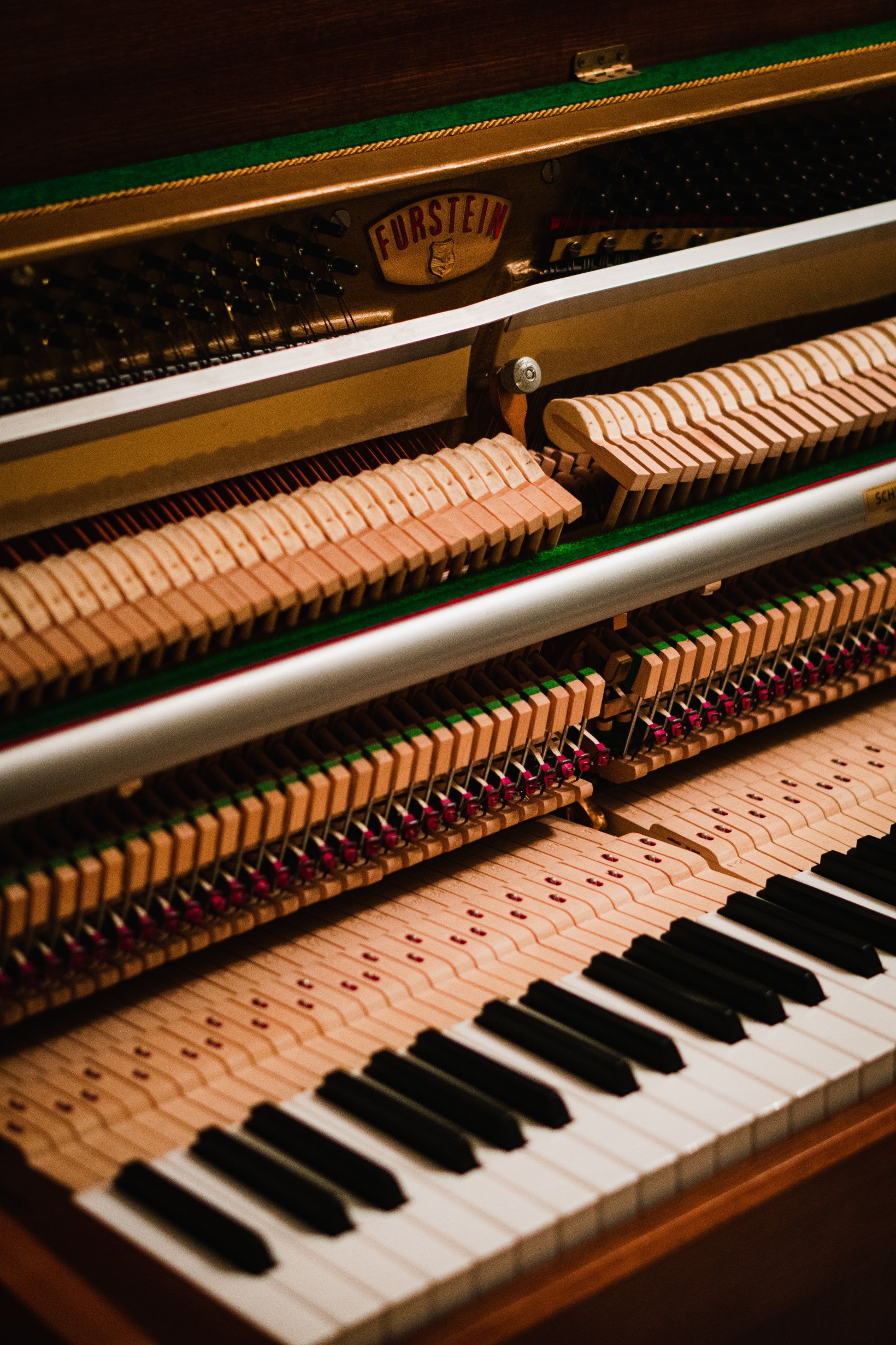 zdjęcie fragment klawiatury fortepianu i jego wnętrza