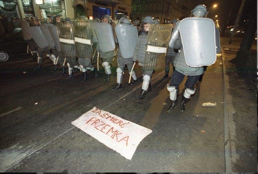 zdjęcie kordonu policji na ulicy 