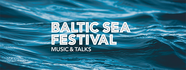 zdjęcie falującego morza napis baltic sea festival