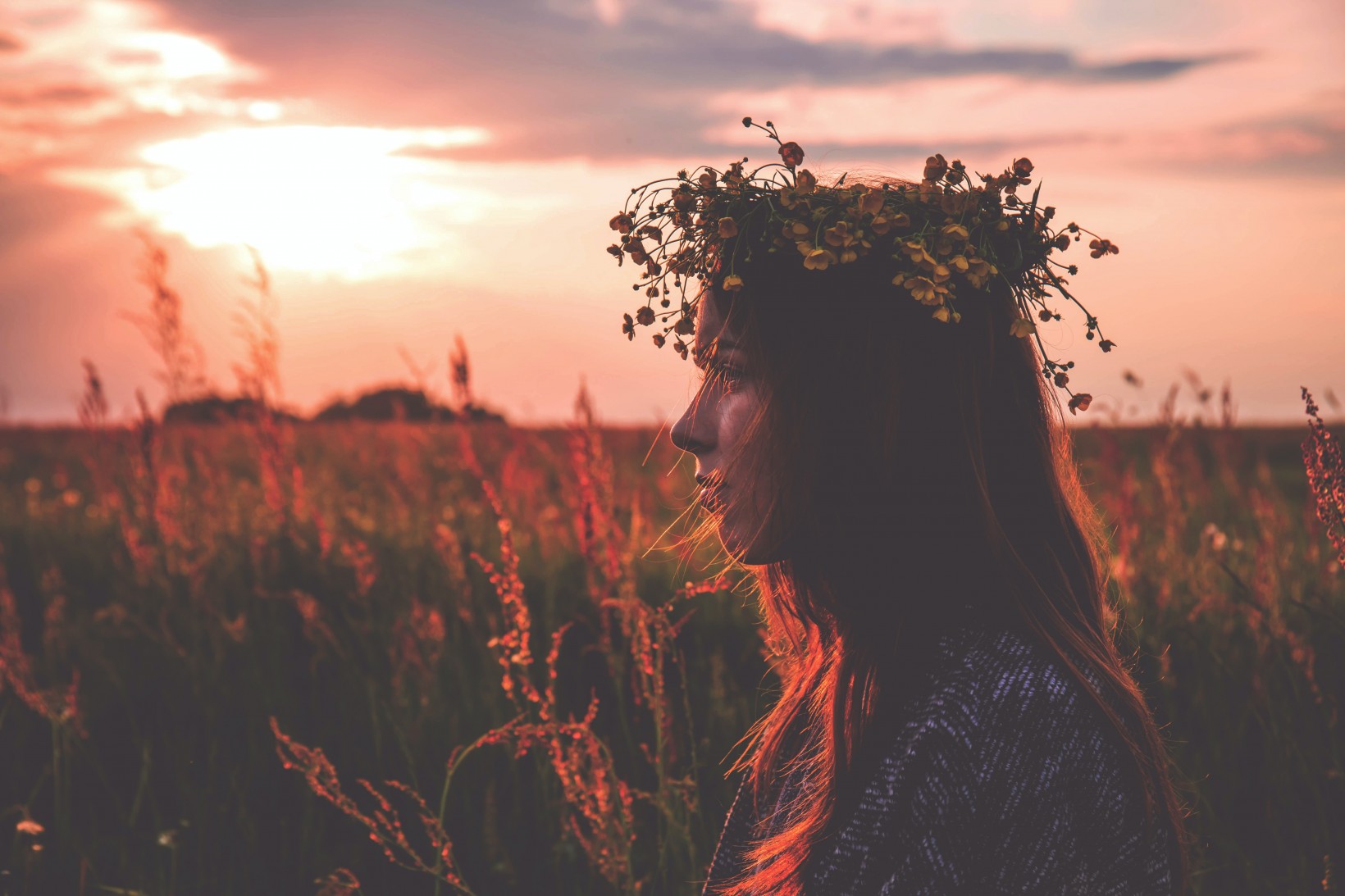 Młoda kobieta wianek na głowie pole, zmierzch, zachód słońca