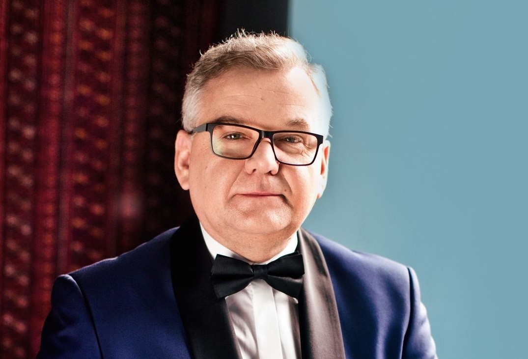 zdjęcie mężczyzny w średnim wieku, wewnątrz
