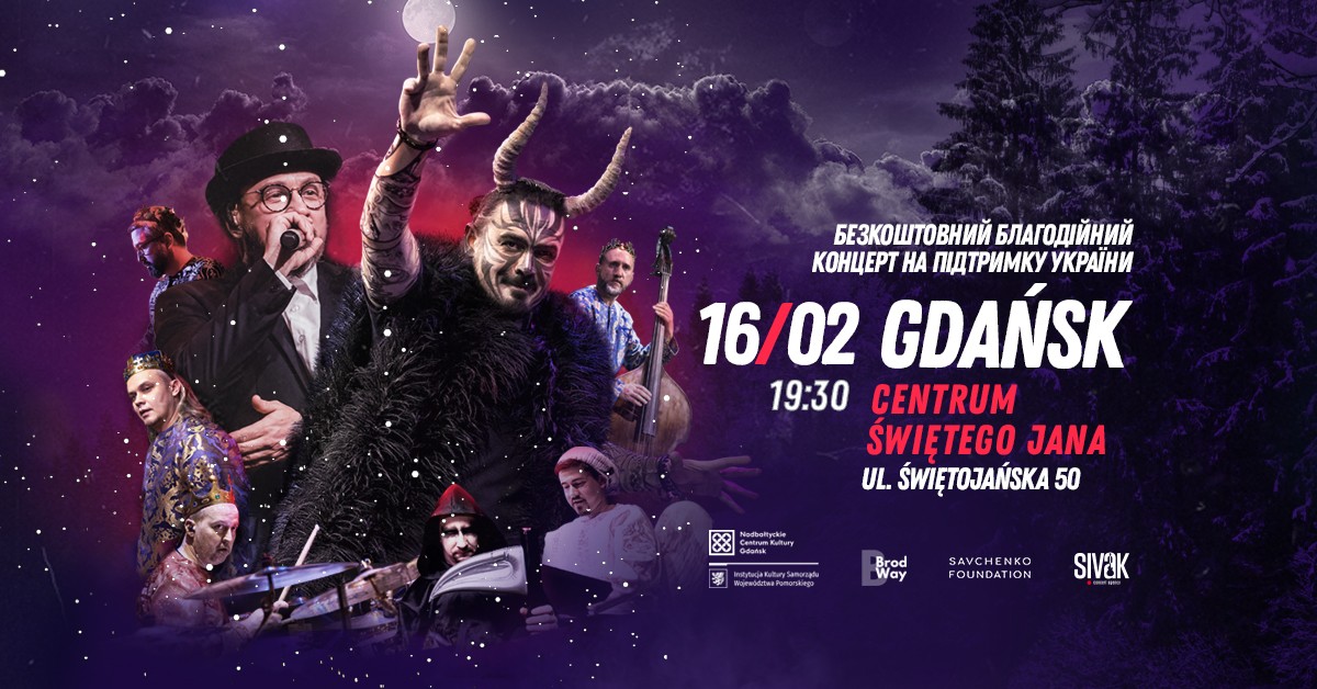 Mężczyźni przebrani za zwierzęta, muzycy, konferansjer