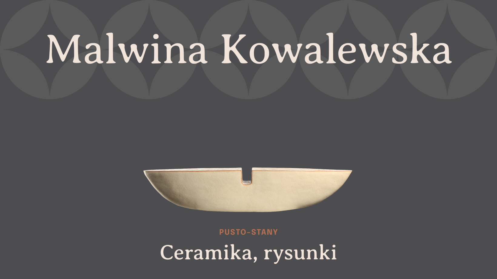 grafika, szare tło, napis "Malwina Kowalewska" zdjęcie ceramicznej rzeźby