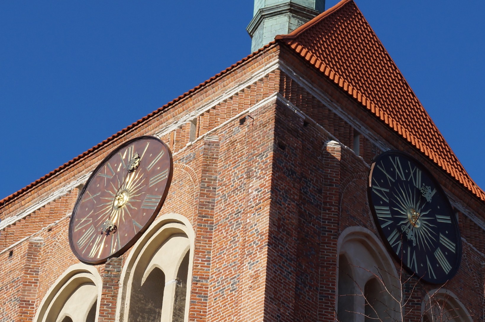 zdjęcie fragmentu wieży centrum sw. Jana w Gdańsku, ceglany zabytek, odrestaurowane zegary