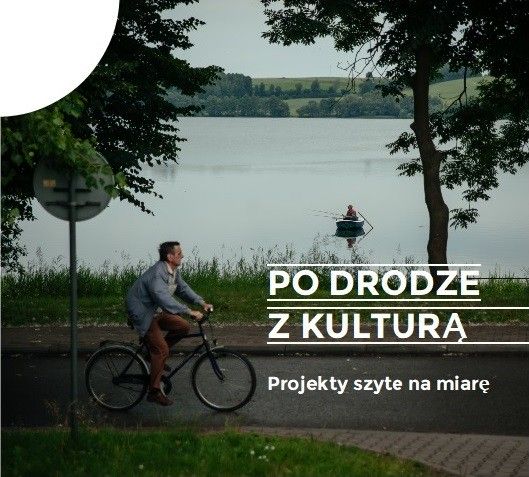 rowerzysta na drodze, w tle jezioro i wędkarz na obrazku napis Po drodze z kulturą. Projekty szyte na miarę
