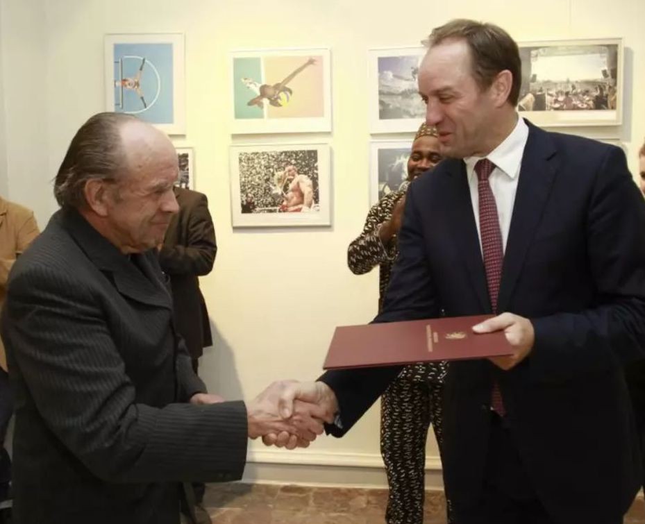 dwóch mężczyzn podających sobie dłoń w geście gratulacji