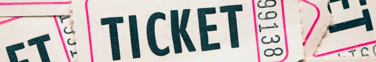 rozyspane bilety: białe kartoniki różowa ramka, napis: "ticket" + numery
