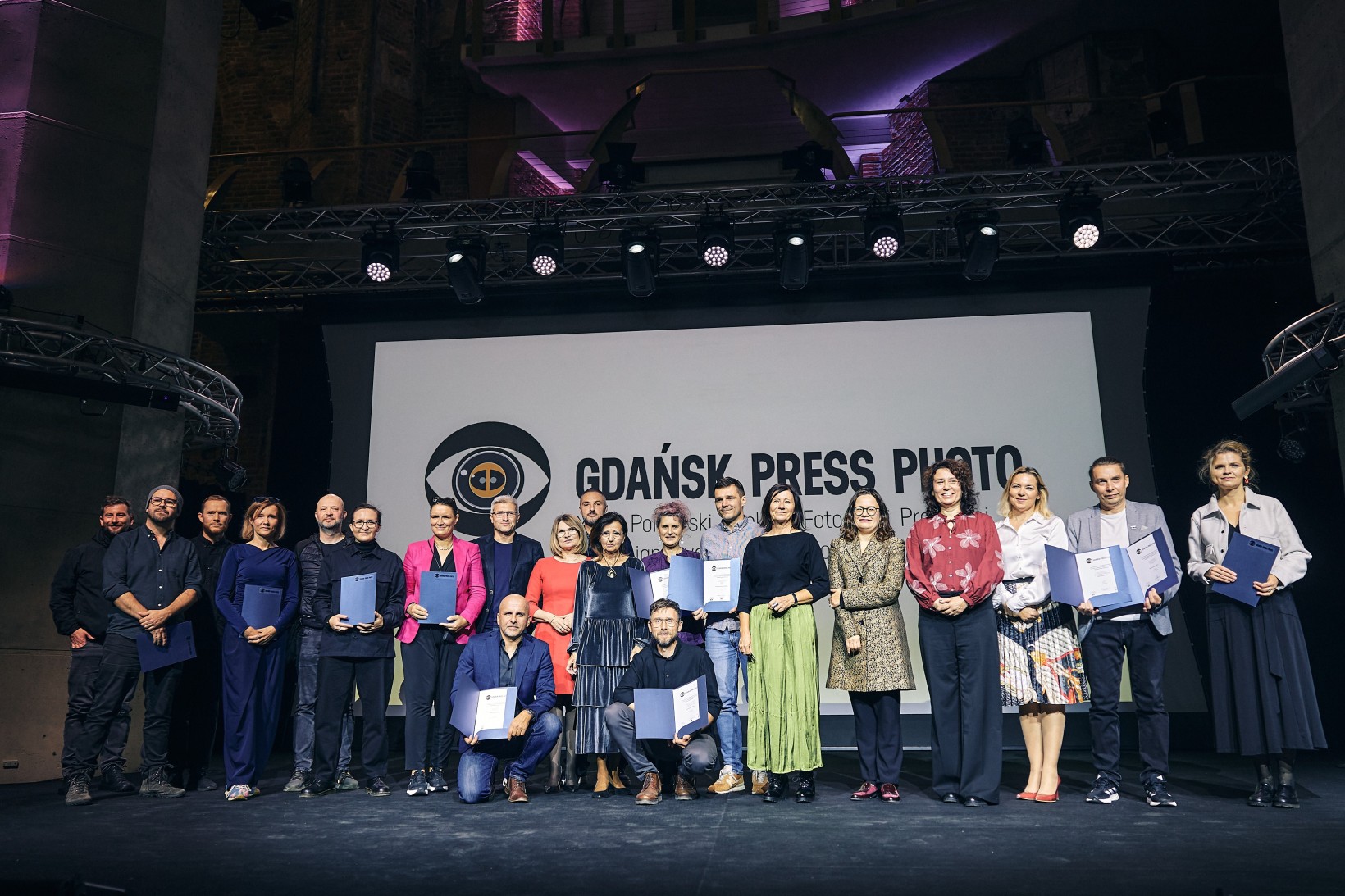 zdjęcie z nagrodzonymi laureatami gdańsk press photo 2025
