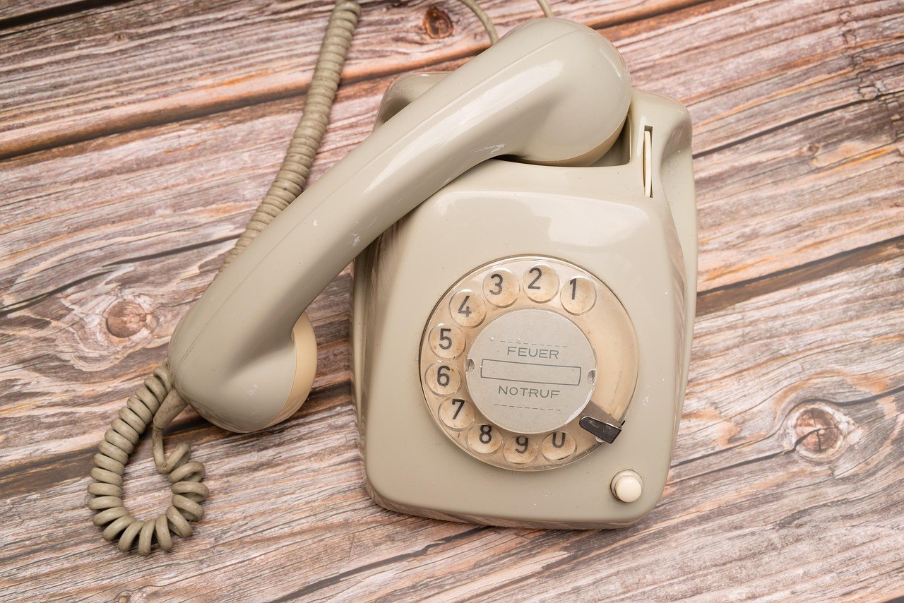 telefon stacjonarny na tle drewna 