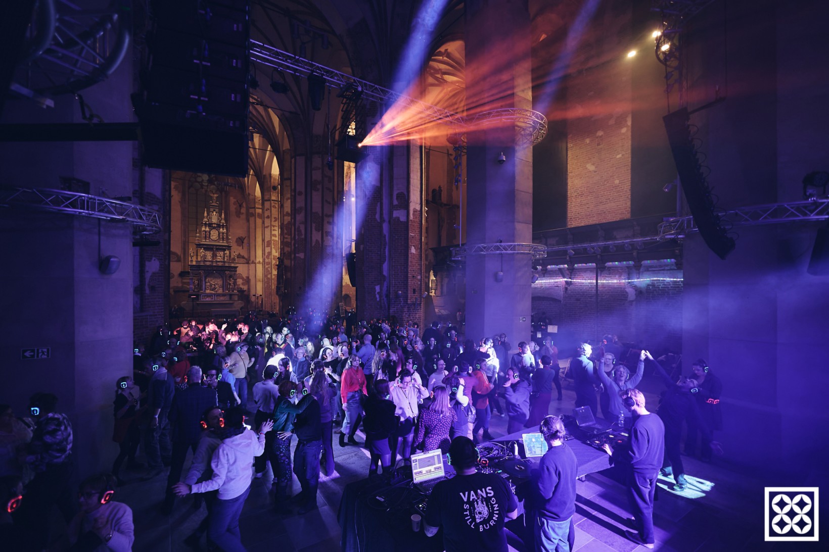 fotografia wnętrza centrum św. Jana w koncertowym świetle