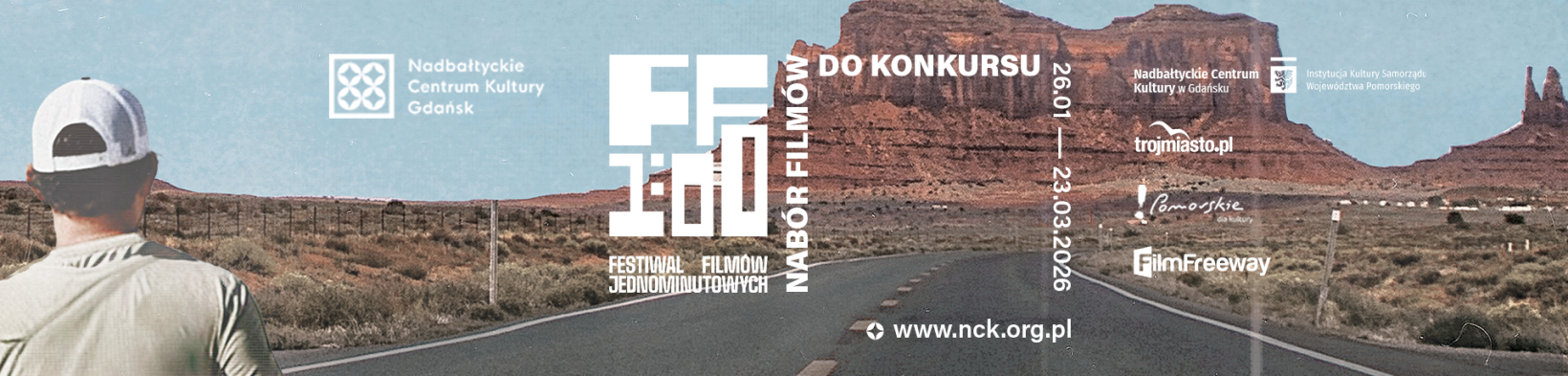 pozioma grafika, kadr z filmu, mężczyzna biegnie po szosie, na horyzoncie skała