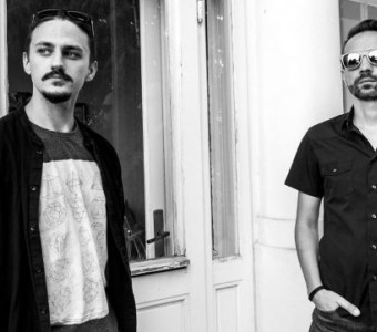 Dwóch muzyków Dominik Bukowski i Dominik Kisiel stoją obok siebie. 29.08. godzina 20:05, transmisja w Radiu Gdańsk