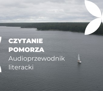 zdjęcie samotnej łódki pływającej po gładkiej wodzie