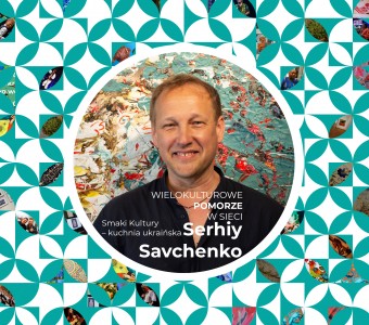 Zdjęcie Siergieja Sawczenko na tle grafiki - kafelków tworzących kształt koła - symbolu NCK. Kafelki poprzeplatane są fragmentami zdjęć