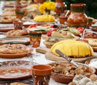 Smaki kultury - kuchnia mołdawska. Na zdjęciu znajdują się potrawy na stole. Prezentacja online na YouTube i Facebook. 26 grudnia 2022, początek godzina 19:00.