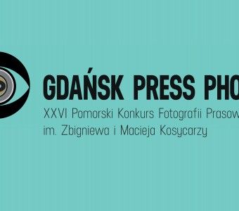 Logo konkursu Gdańsk Press Photo - otwarte oko w kole, napis 26 Pomorski konkurs Fotografii Prasowej im. Zbiegniewa i Macieja Kosycarzy