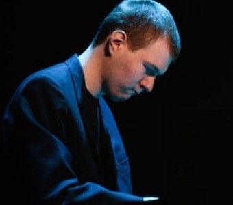 Mężczyzna gra na fortepianie. Jakub Hajdun Trio. Koncert w ramach cyklu Metropolia Jest Okey w Radiu Gdańsk 28 sierpnia 2022