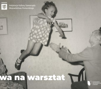 czarnobiałe zdjęcie przedstawiające szczęśliwą rodzinę