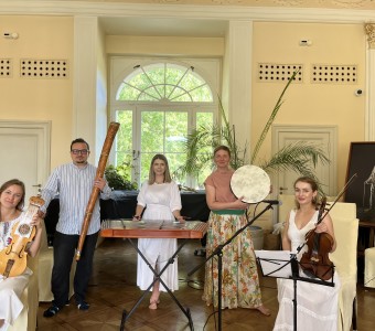 zdjęcie 4 kobiet i mężczyzny. Instrumenty, pulpity