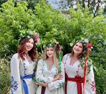 zdjęcie na zewnątrz, trzy dziewczyny w wiankach na głowie i białych sukniach