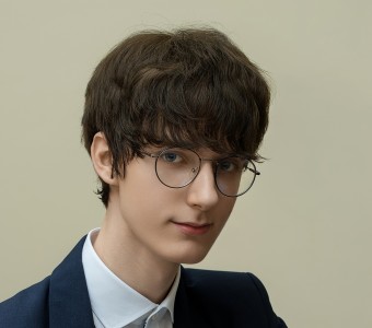 Młody mężczyzna z Litwy w okularach. Pijus Pirogovas koncert. 8 czerwca, godzina 19:00