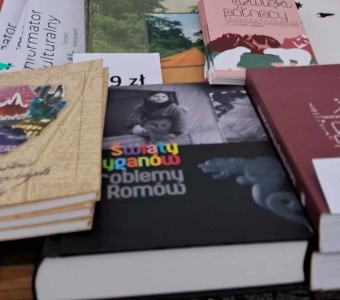 zdjęcie naszych książek z dekoracjami różnokolorowymi, paterka 