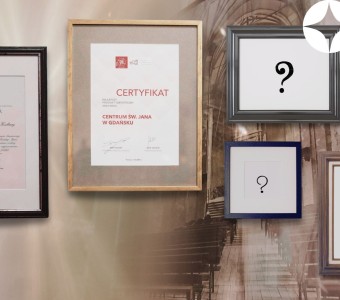 zdjęcie 5-ciu ramek na zdjecia, dwa wypełnione certyfikatami i nagrodami, 3 ze znakami zapytania