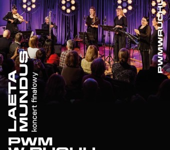 zdjęcie ludzi oglądającyh występ na scenie. Napis "Laeta mundus. PWM w ruchu"