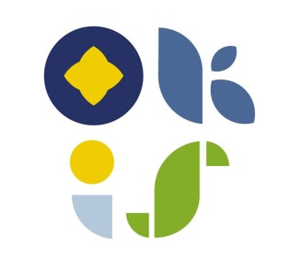Abstrakcyjne kolorowe logo z geometrycznych kształtów na jasnym tle.