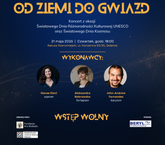 Plakat koncertu „Od Ziemi do Gwiazd” na granatowym tle z motywem kosmicznym. Informacje o wydarzeniu 21 maja 2026 w Ratuszu Staromiejskim w Gdańsku oraz zdjęcia trojga wykonawców: sopranistki, pianistki i barytona. Na dole napis „Wstęp wolny” oraz logotypy organizatorów i sponsora.