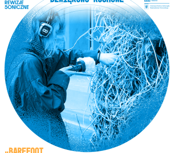 Plakat informujący o warsztatach dźwiękowo-ruchowych „Barefoot Listening / Słuchanie z nagimi stopami” z Beatą Targosz. Na zdjęciu osoba w słuchawkach nagrywa dźwięki mikrofonem, dotykając instalacji z gałęzi. Warsztaty odbędą się 13 sierpnia, godz. 17:30–19:00, w Małej Leśni przy Ratuszu Staromiejskim w Gdańsku (ul. Korzenna 33/35).