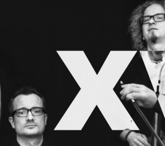 zdjęcie glów muzyków na nich napis XV