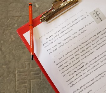 zdjęcie kartki z zadaniami i na tle posadzki w kościele św. Jana