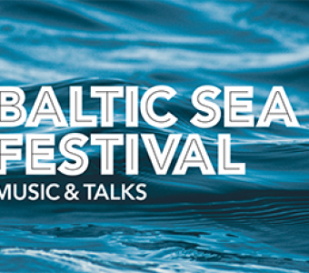 zdjęcie falującego morza napis baltic sea festival