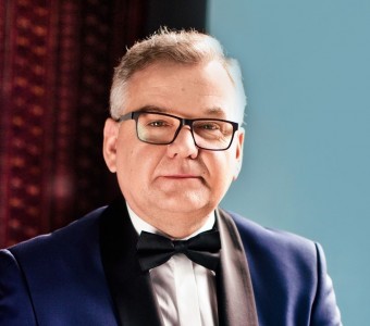 zdjęcie mężczyzny w średnim wieku, wewnątrz