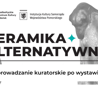 grafika promująca oprowadzanie kuratorskie po wystawie "Ceramika alternatywnie". Napisy fragmenty rzeźb w tle