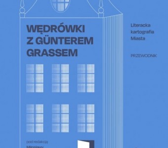 okładka książki niebieska, szkic kamienicy, mężczyzna zmierzający do budynku