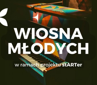 zdjęcie pianina pomalowanego w kolorowe trójkąty