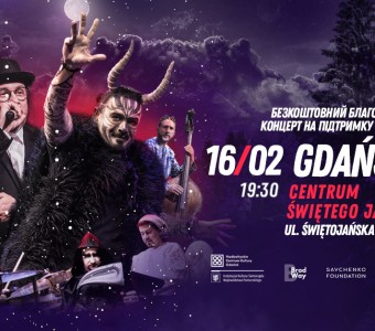 Mężczyźni przebrani za zwierzęta, muzycy, konferansjer